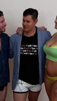Sienna Day zkouší péro fanouška