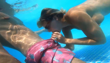 Mya Lane: Seks di kolam, menyusu dan dikongkek keras oleh batang besar...