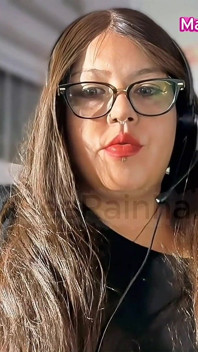 Brazilská BBW MILF bohyně Vaping Iqos v práci