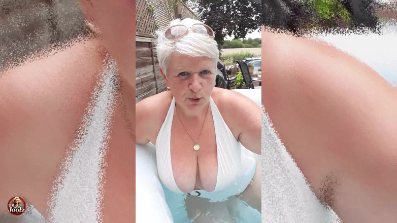 Uk Joolz: Yeni mayomu deniyorum