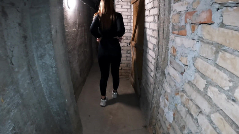 Addy Broke: Namorada de 18 anos fodida no porão da casa