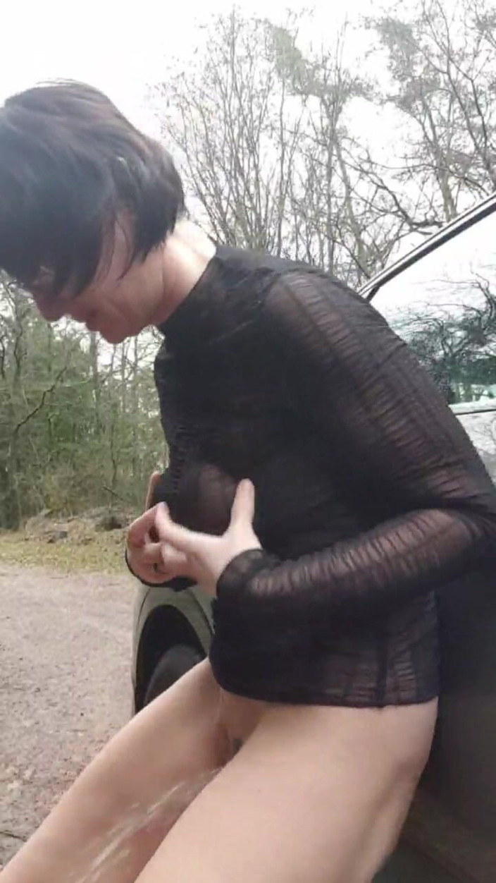 JulieEroticDress: MILF memancut di luar di tempat letak kereta awam