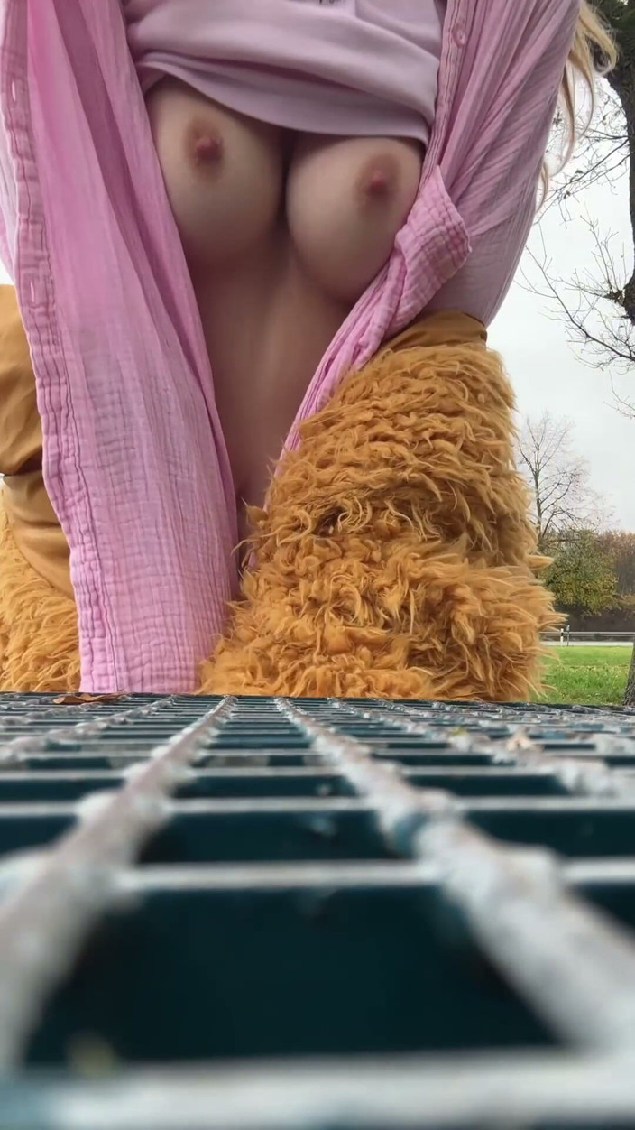 EMY_AND_JONH: Masturbation en public