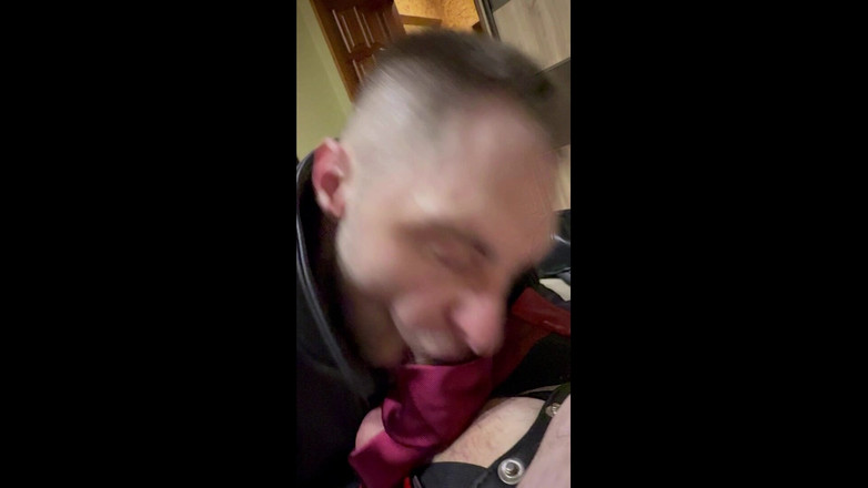 KinkySirius: Ragazzo in abito e giacca di pelle che succhia alla...