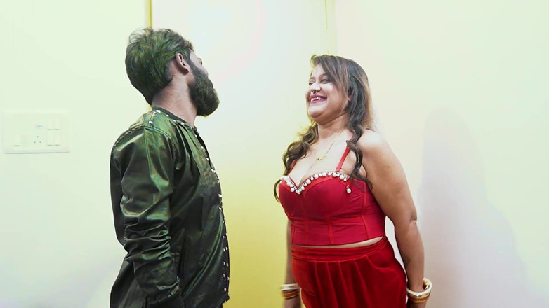 Queen star Desi: Romanticismo speciale di san valentino, sesso hardcore