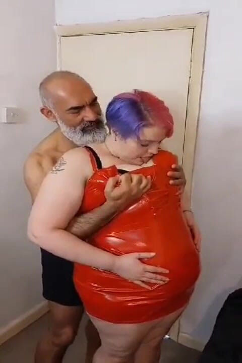 Harry River: Une Grosse Femme À Forte Poitrine En Rouge