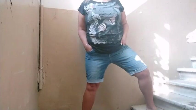 Sunny Loveli: Pantat semok cewek super semok lagi buka baju di luar...