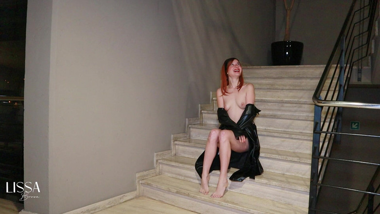 Lissa Brown: Solo, Real Hotel Hallway Fingering Challenge