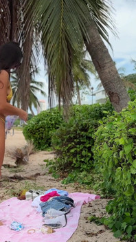 Un Bikini S’enfile Et Se Change Sur La Plage Tropicale