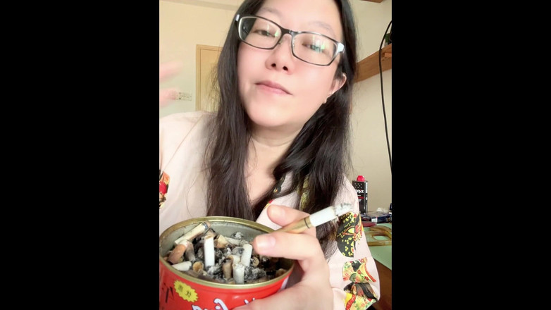 Smoking Asian: Kouření asijské milfky, skládající moji cigaretu + impromptu striptýz