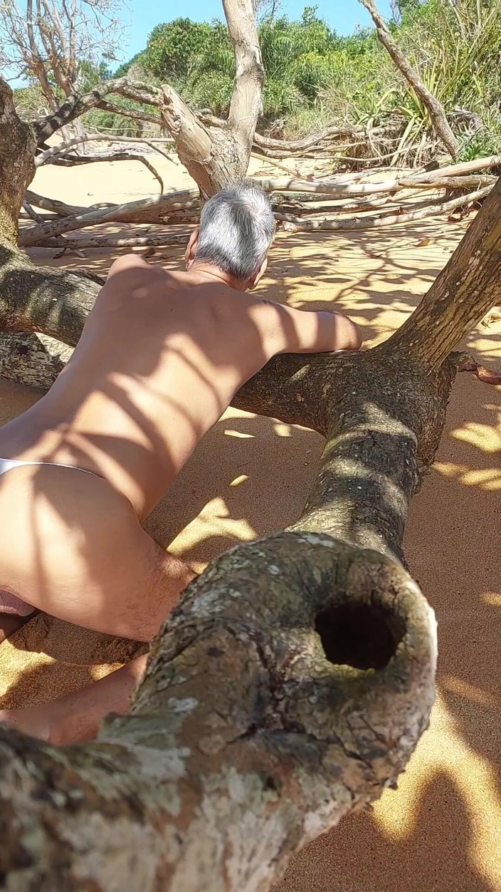 Ladysilvas: Ladysilva crossdresser trong chiếc quần lót gợi cảm trên bãi...