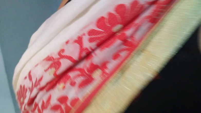 Aria Mia: Я трахаю гарячу мачуху свого найкращого друга, коли вона підмітає нашу кімнату!