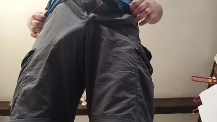 Kinky Guy: Eu amo fazer xixi com meu pau grande