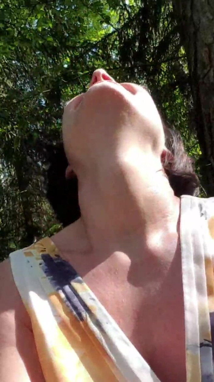 JulieEroticDress: MILF sprutar utomhus under träd