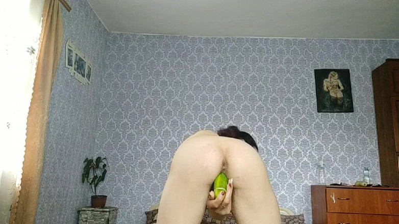 DirtyLubov: Chlupatá kundička, masturbace s okurkou