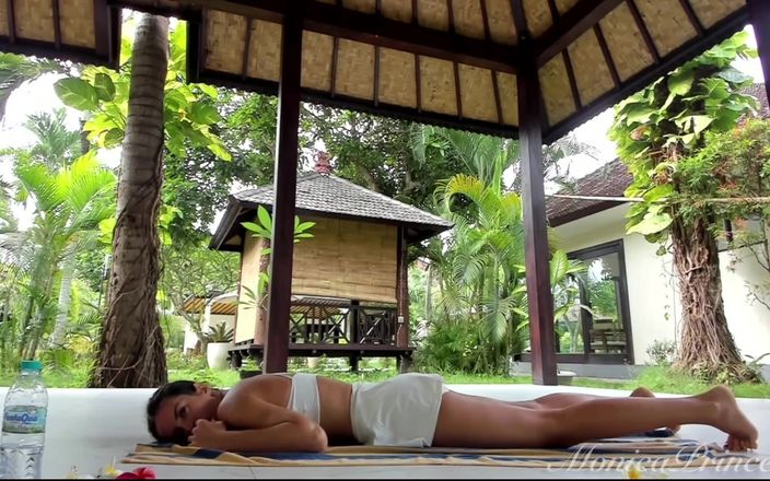 Princess Monica: Sensuele yoga in de buitenlucht in rok en blote voeten