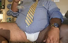 Professor papai urso mostra enormes bolas em Whiteys apertado e goza com as mãos enormes livres