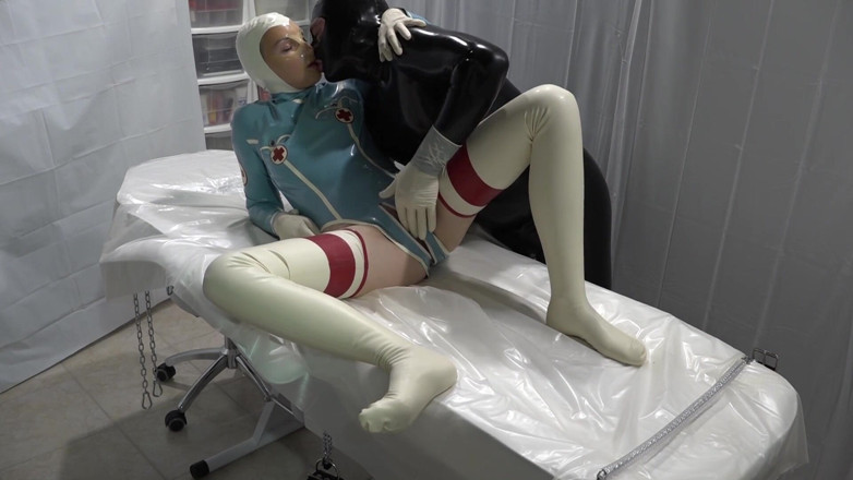Latex Danielle: Latex Danielle - De patiënt onderzoekt de dokter en de dokter...
