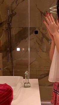 La brune la plus sexy dans la salle de bain adore exhiber sa chatte et son joli cul sous une mini-jupe