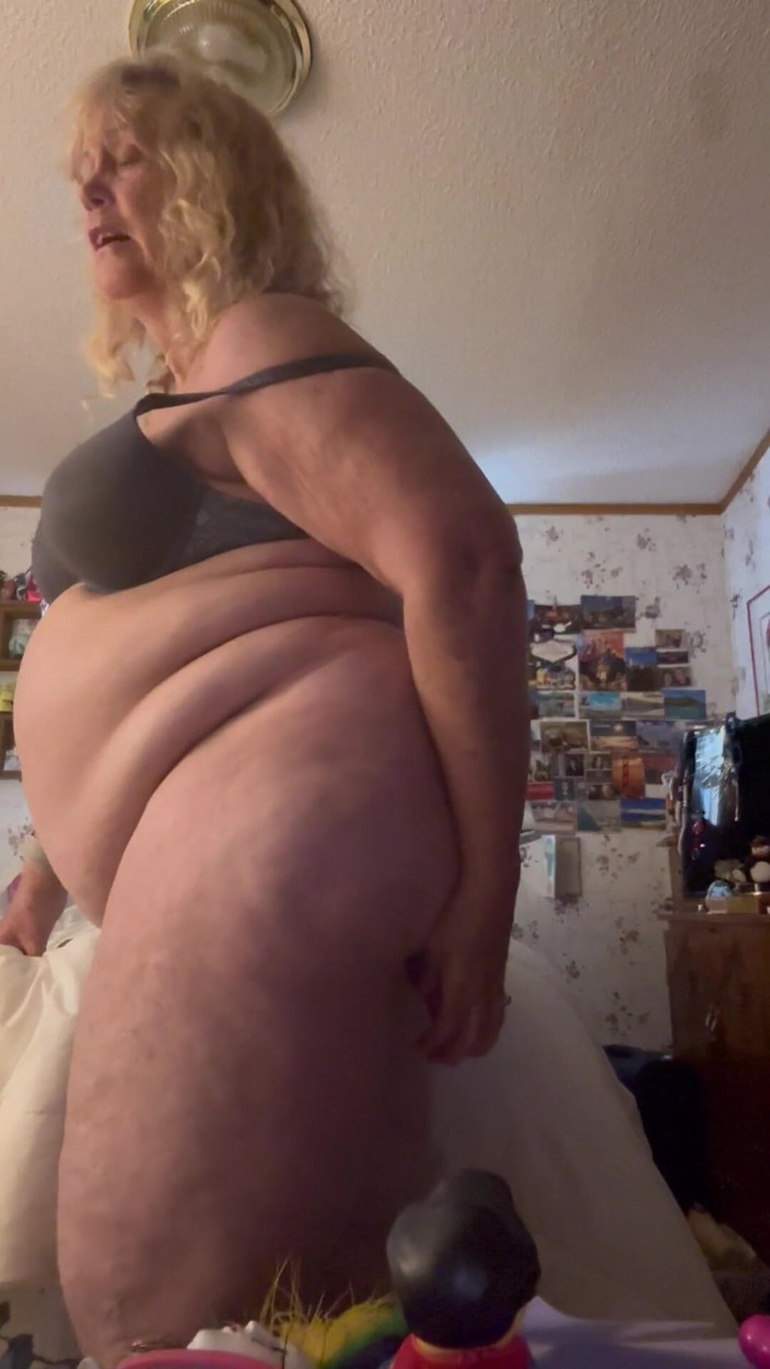 Big Ass 4 U: 할머니의 큰 엉덩이를 슬라이딩 딜도