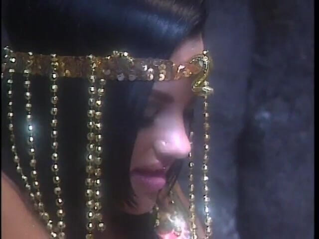 Super Babes: Cewek seksi rambut pendek rambut cokelat dengan baju cleopatra lagi...