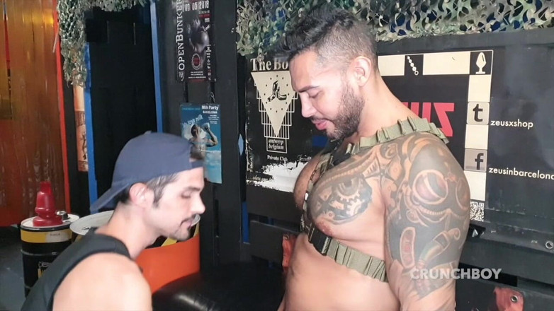 Bareback family club: Viktor Rom surově ošukal děvku Nando Rey