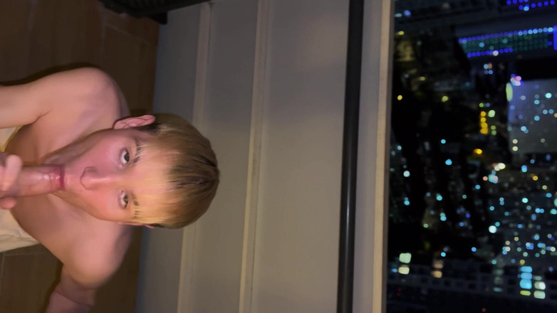 Nick Lewis: チンコしゃぶりがバルコニーでフェラチオをしている