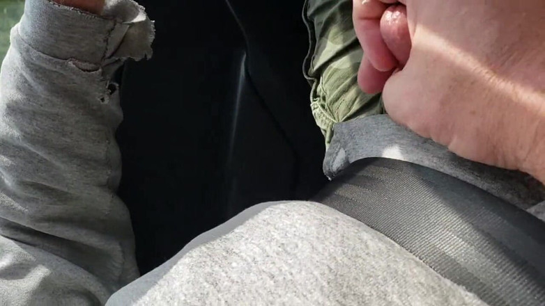 beardaddychub: Bear Jerks và Cums trong xe hơi đang di chuyển
