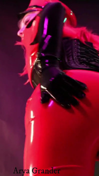 Sexy MILF mit großem natürlichem körper neckt im Latexcatsuit, kostenlosem Porno-XXX Gummi-video