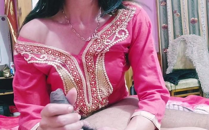 Bolly Karma: Tante nakal dengan tangan yang lembut lagi asik ngurusin kontol...