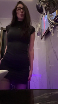 J’ai quitté mon amie et je suis allé dans les toilettes pour me caresser la chatte