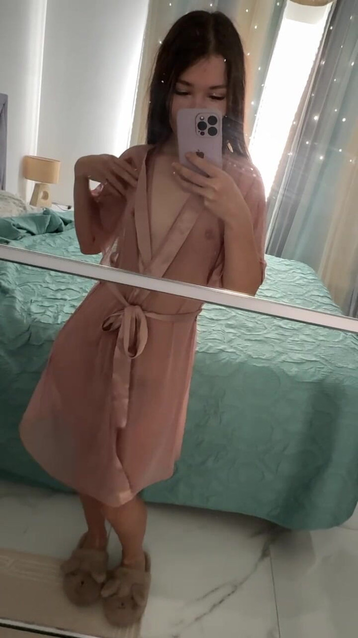 SexyMissMe: Cewek seksi dengan jubah ini memeknya habis-habisan!