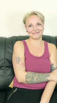 German scout- melly la teen tedesca con i capelli corti e formosa prende per la prima volta il casting e scopa