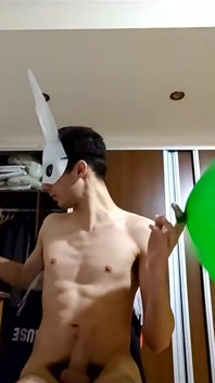 Bunny Looner explodindo grandes balões enquanto se masturba no riacho