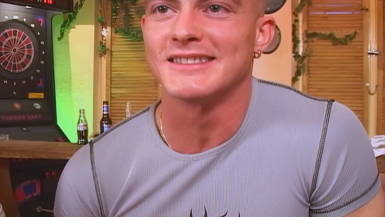 Fuck Cumshot Party: 金发女郎用力地抚摸湿润的阴户并狂野地吮吸鸡巴