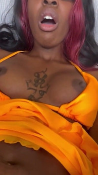Percintaan tepi pantai Amyra J