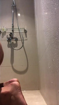Bray Love knullar sig själv med stor dildo