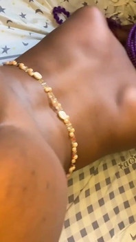 Cewek semok kulit hitam ini didominasi sama kontol raksasa pria kulit hitam
