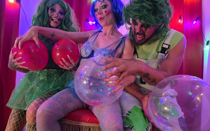 Cock Crazed Clowns: Lily Kink encontra o balão amando pau verde de palhaços...