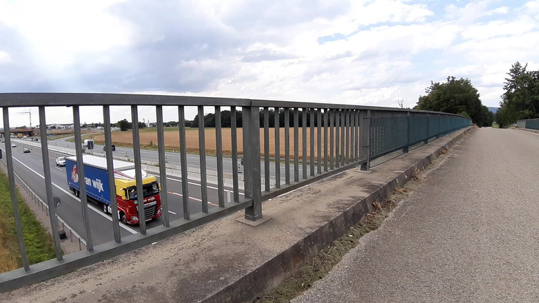 sweetfeet29: Dengan pakaian dalam di jembatan