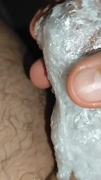 Schwanz in plastikkugel hilft bei masturbation