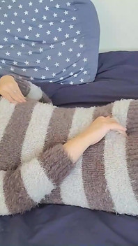 Donna sposata si masturba sul letto