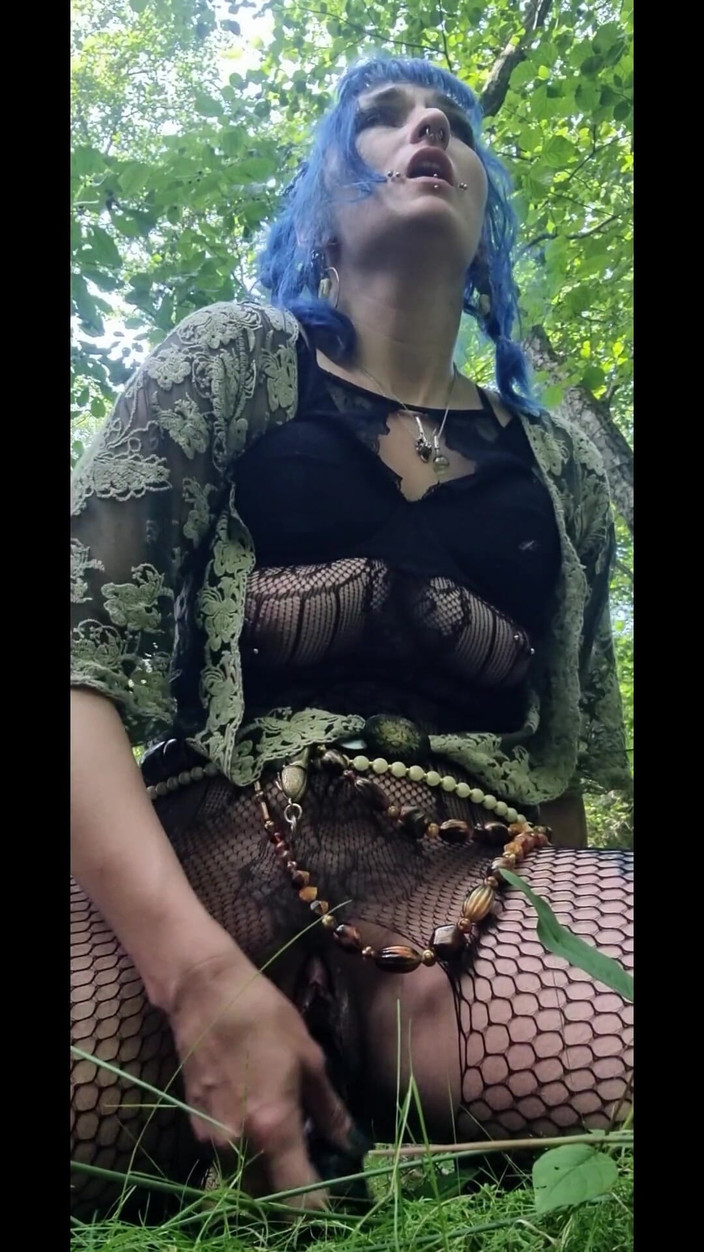 Mania Pigmilk: Gobilngirly cavalca un dildo nella foresta