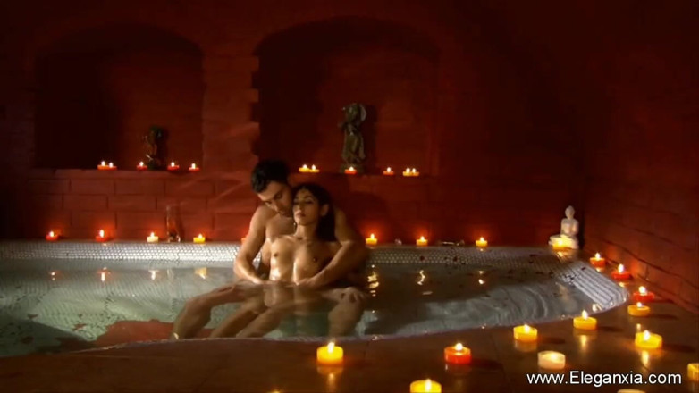 Eleganxia: Azione sensuale in bagno con una ragazza mora oliata