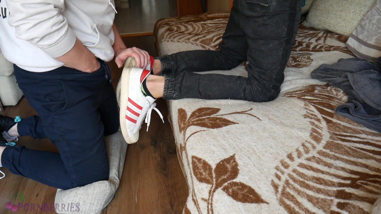 Ethan Alex: Zapatillas y calcetines sudorosos trabajando con el pie, semen en...
