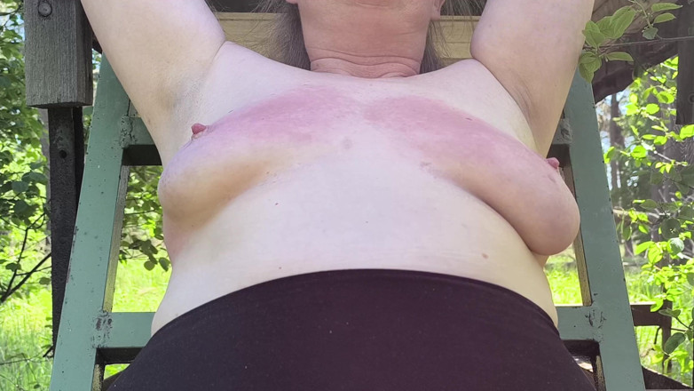 Bouncy Tits Action: Ouvre le chemisier, je veux te battre les seins