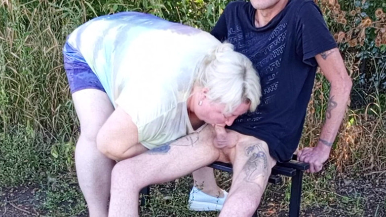 Zona901: Il vicino succhia il mio cazzo al parco su una...
