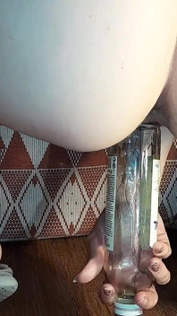18-jarige springt op een enorme fles
