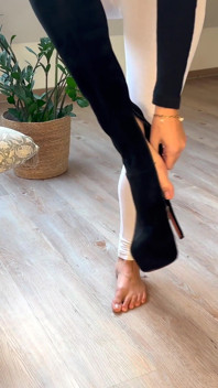 Pelacur hot dengan legging putih, sepatu bot suede overknee hitam dan sarung tangan lateks untuk seks anal - projectfundiary