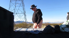The porky pervert: Whiz nel deserto e sega